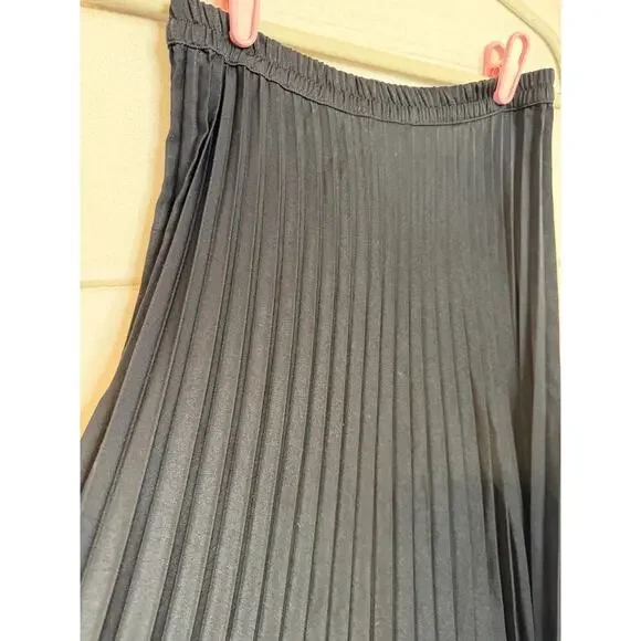 Xirena Skirt Black Pleated Sz SM Classy Chic Solid Stretchy - Picture 6 of 6